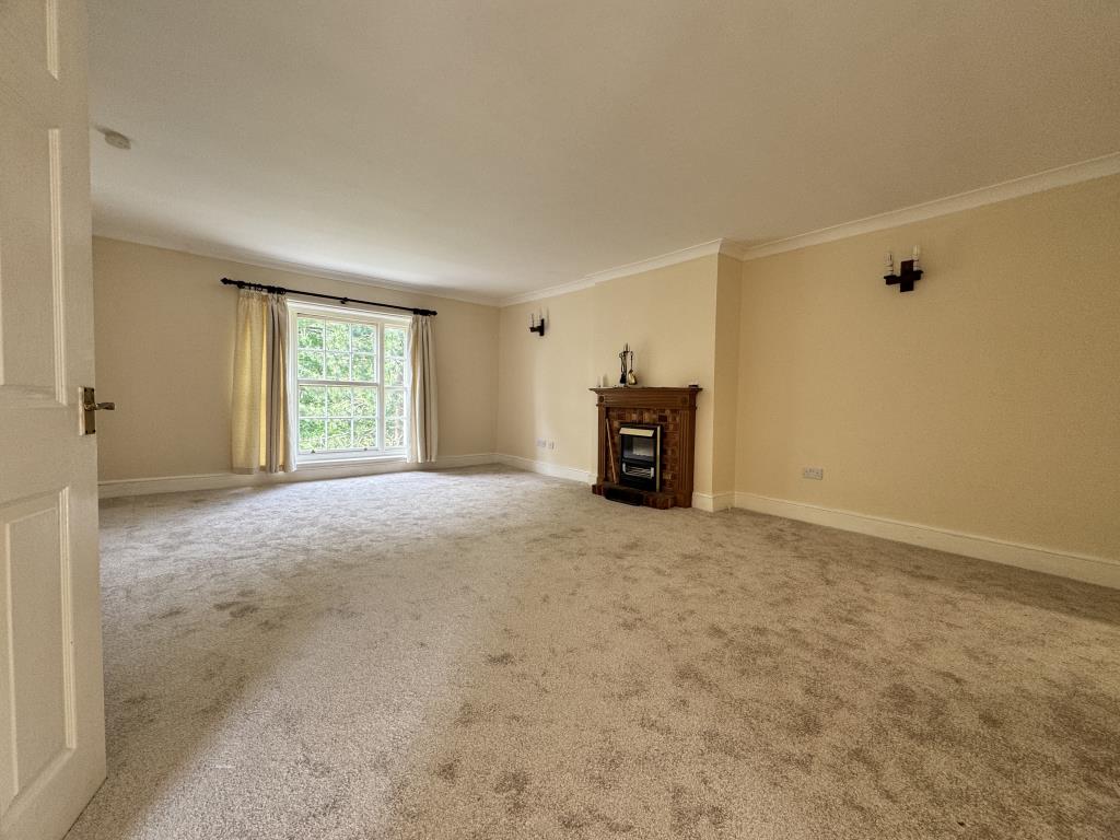Lot: 164 - TWO-BEDROOM FLAT IN CITY CENTRE - Living/Dining room
